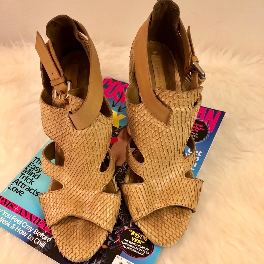 BCBG Dress Sandal 👡 With A Fun Twist 🌸🌸Shoes